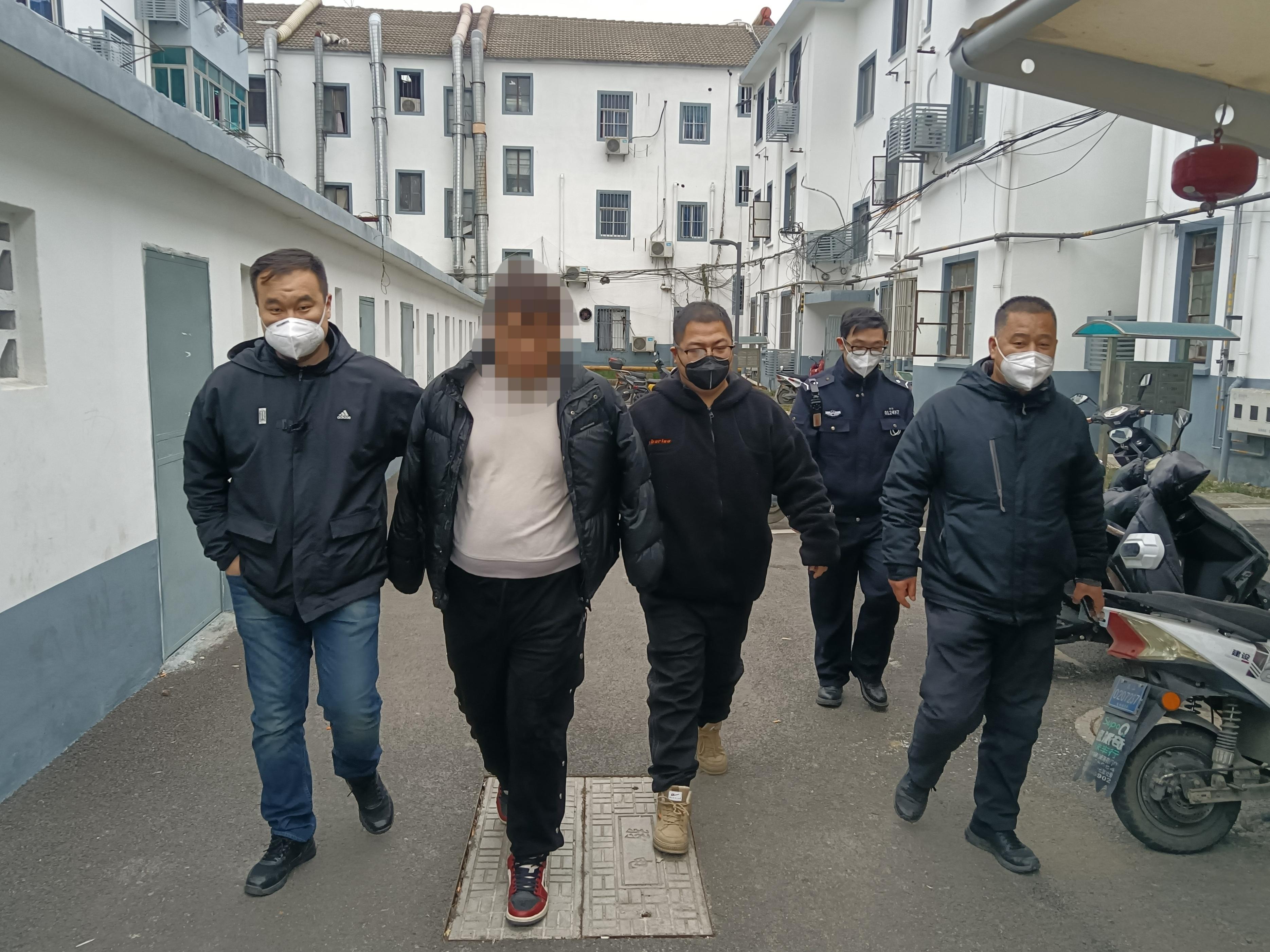 抓获5人 西安高新警方快速破获一起抢劫案(图2) 抓获5人 西安高新警方快速破获一起抢劫案(图2)