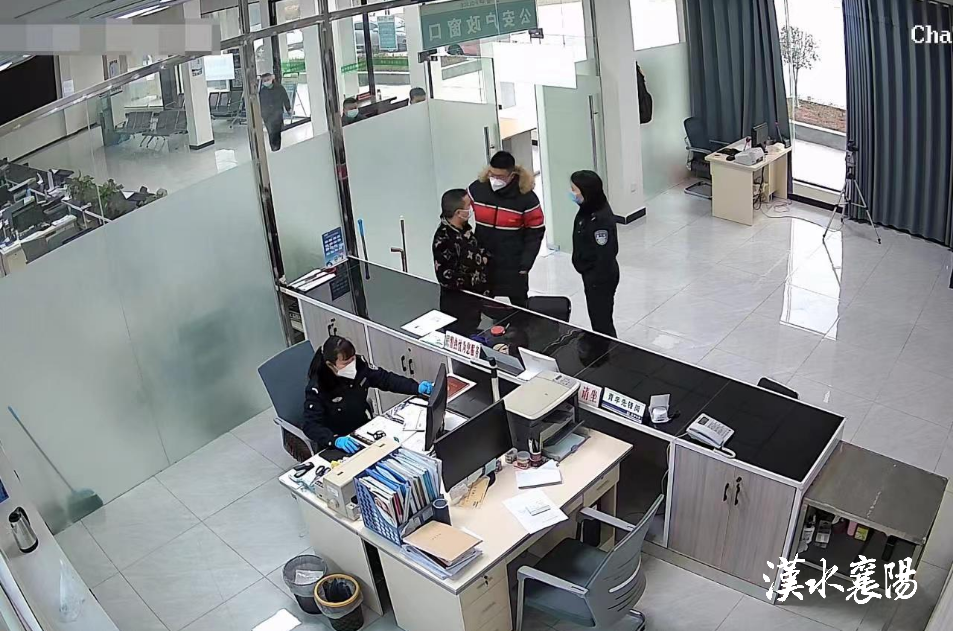 “网逃”男子窗口办业务 民警机智周旋当场抓捕(图2) “网逃”男子窗口办业务 民警机智周旋当场抓捕(图2)