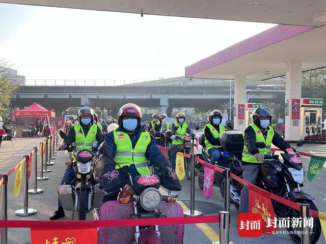 春归有期|直击“摩托大军”返乡,有加油站免费为车辆加油(图2) 春归有期|直击“摩托大军”返乡,有加油站免费为车辆加油(图2)