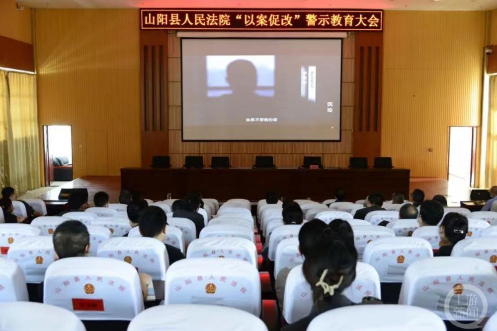 陕西商洛公安局原副局长乔凤鸣案细节:商人就是他的提款机(图2) 陕西商洛公安局原副局长乔凤鸣案细节:商人就是他的提款机(图2)