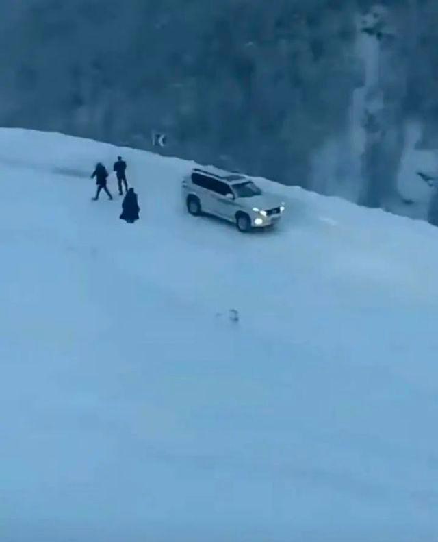 西藏墨脱雪崩已致8人遇难,当地人:事发地被称为“鬼门关”,被埋被困人员或为游客(图5) 西藏墨脱雪崩已致8人遇难,当地人:事发地被称为“鬼门关”,被埋被困人员或为游客(图5)