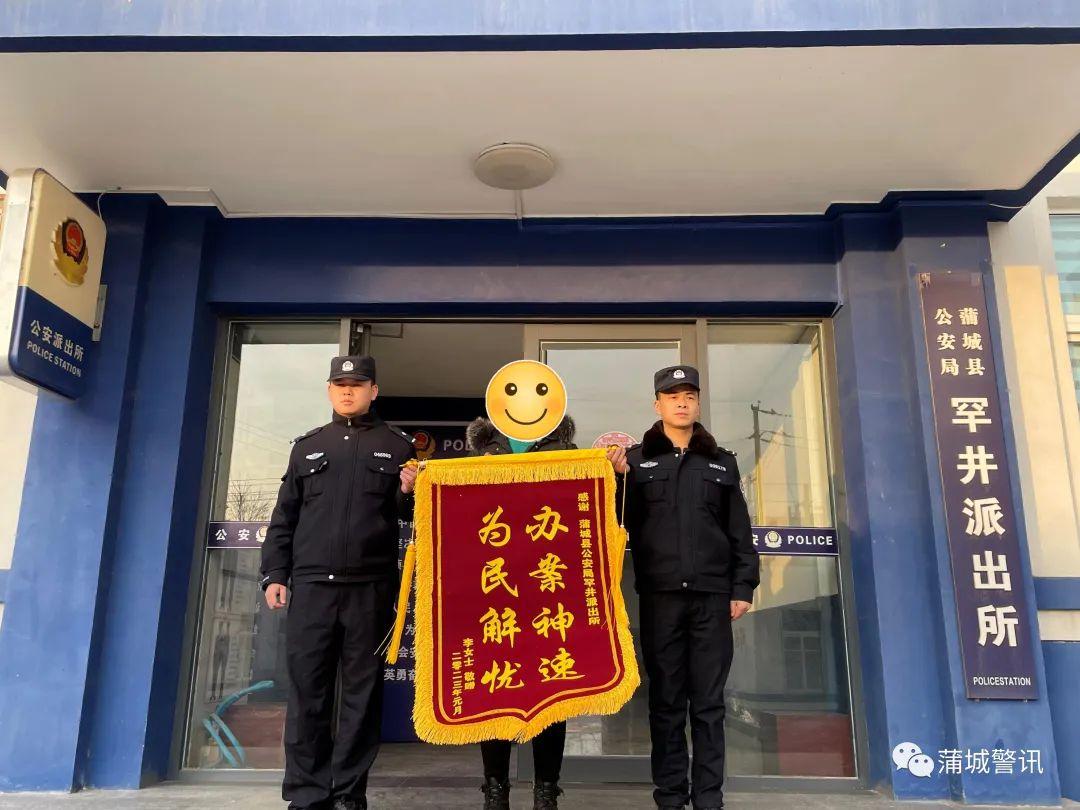 66岁女子服装店内行窃,被渭南蒲城警方抓获(图2) 66岁女子服装店内行窃,被渭南蒲城警方抓获(图2)
