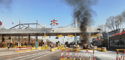 高速路入口处,一辆车突然自燃起来!榆林高速交警迅速处置(图1) 高速路入口处,一辆车突然自燃起来!榆林高速交警迅速处置(图1)