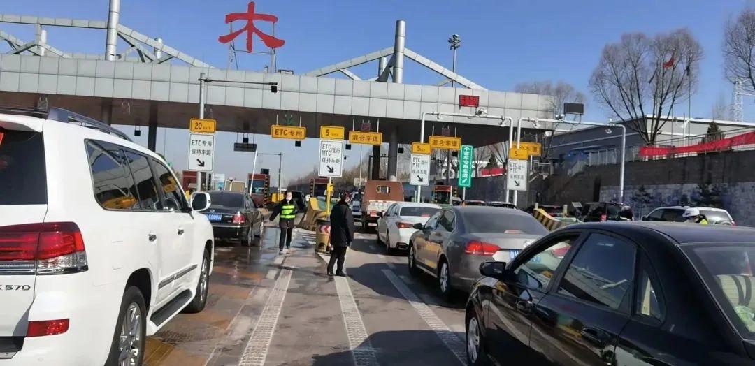 高速路入口处，一辆车突然自燃起来！榆林高速交警迅速处置(图3)