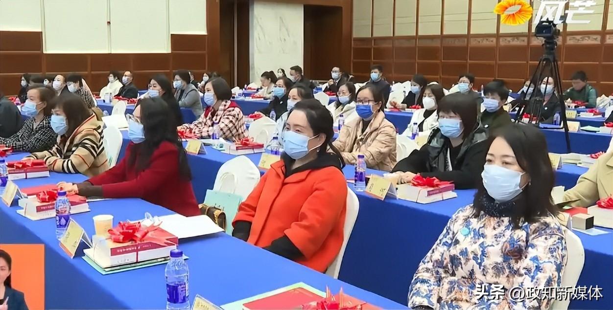 省纪委书记向她们提出忠告!近130名厅级“一把手”配偶同看警示教育片(图3) 省纪委书记向她们提出忠告!近130名厅级“一把手”配偶同看警示教育片(图3)