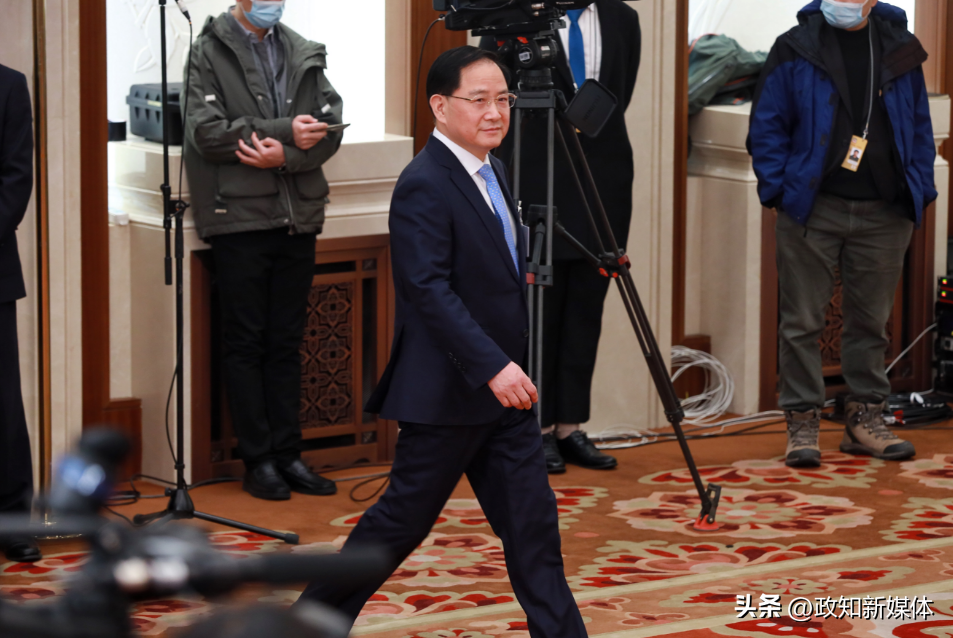 首场“部长通道”有“新面孔”!曾是“国产大飞机掌门人”(图1) 首场“部长通道”有“新面孔”!曾是“国产大飞机掌门人”(图1)