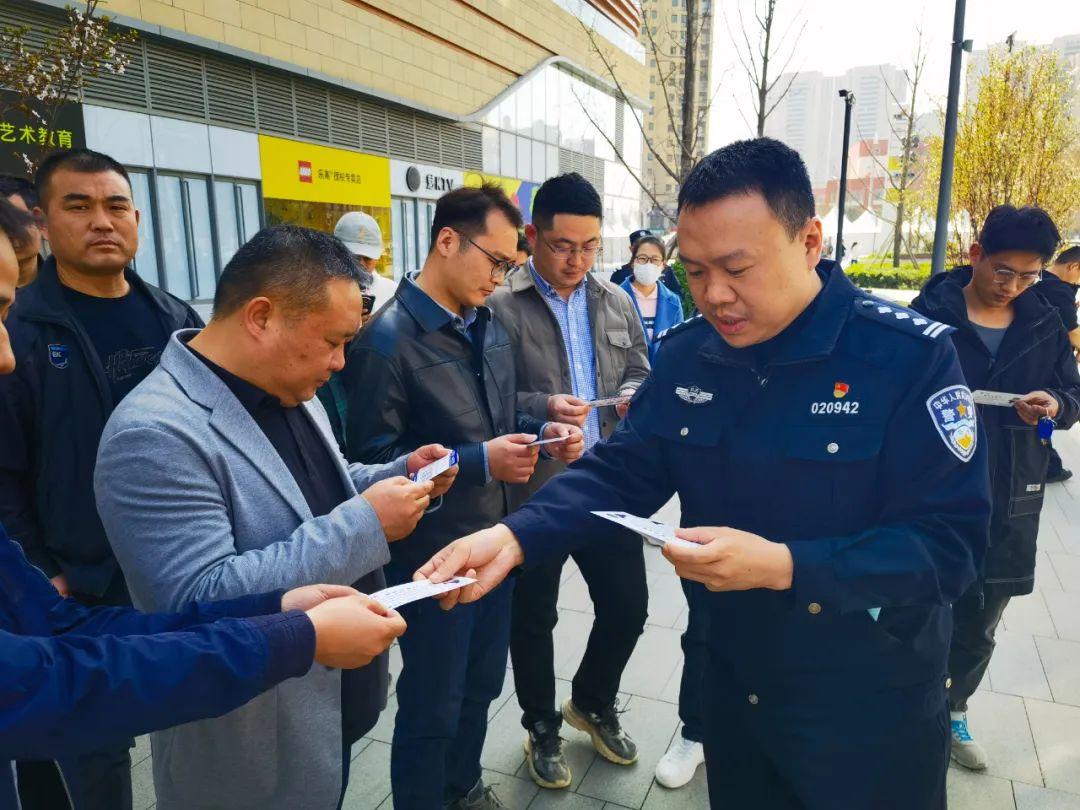 西安浐灞公安:小小居住证 浓浓警民情(图2) 西安浐灞公安:小小居住证 浓浓警民情(图2)