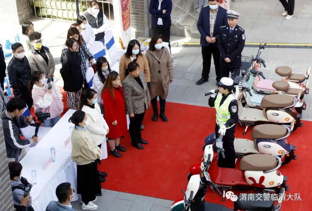 渭南临渭交警:诚信315 安全伴您行(图2) 渭南临渭交警:诚信315 安全伴您行(图2)