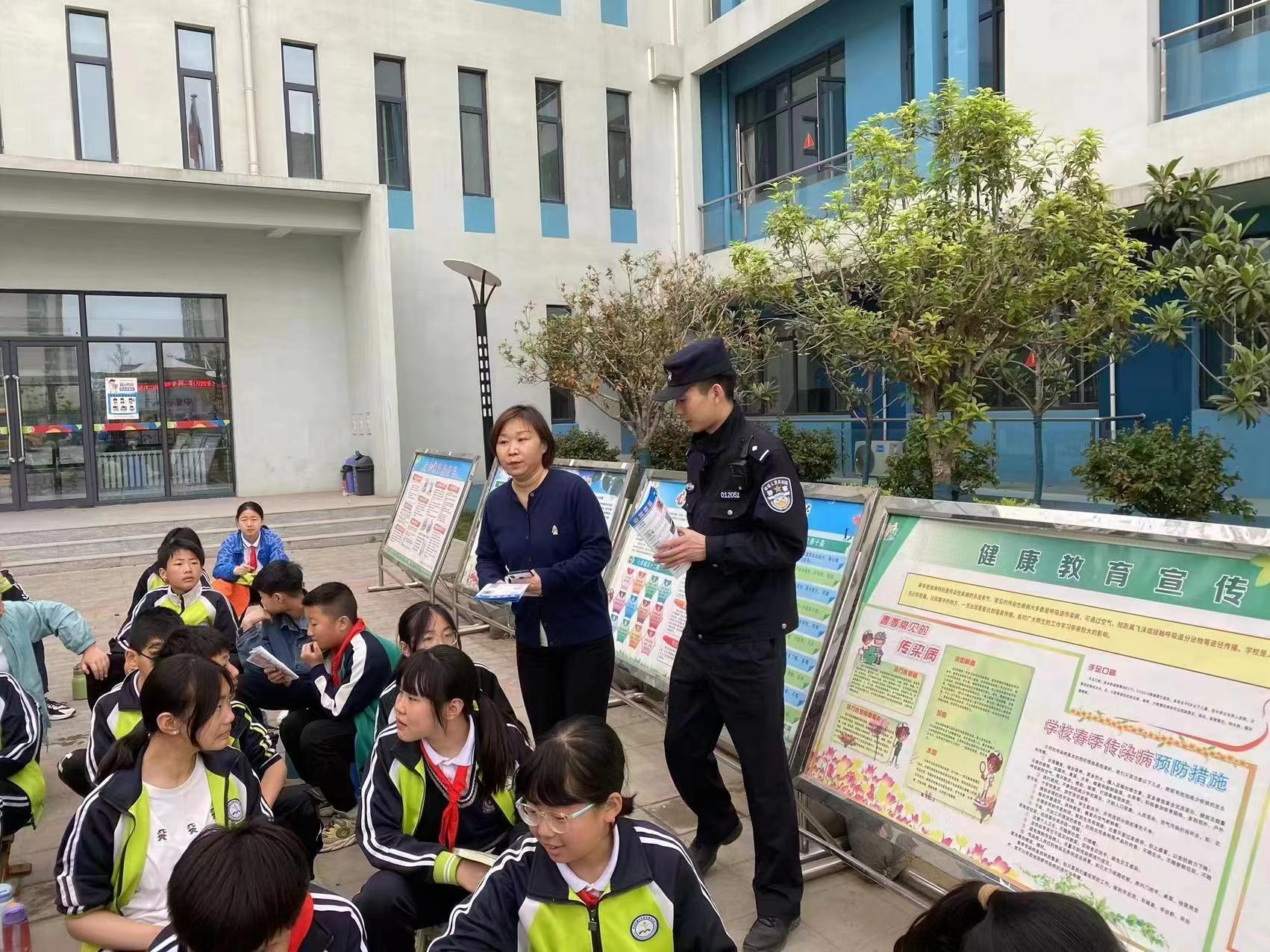 西安公安阎良分局振兴派出所走进校园开展禁毒、打拐团圆行动宣传(图2) 西安公安阎良分局振兴派出所走进校园开展禁毒、打拐团圆行动宣传(图2)