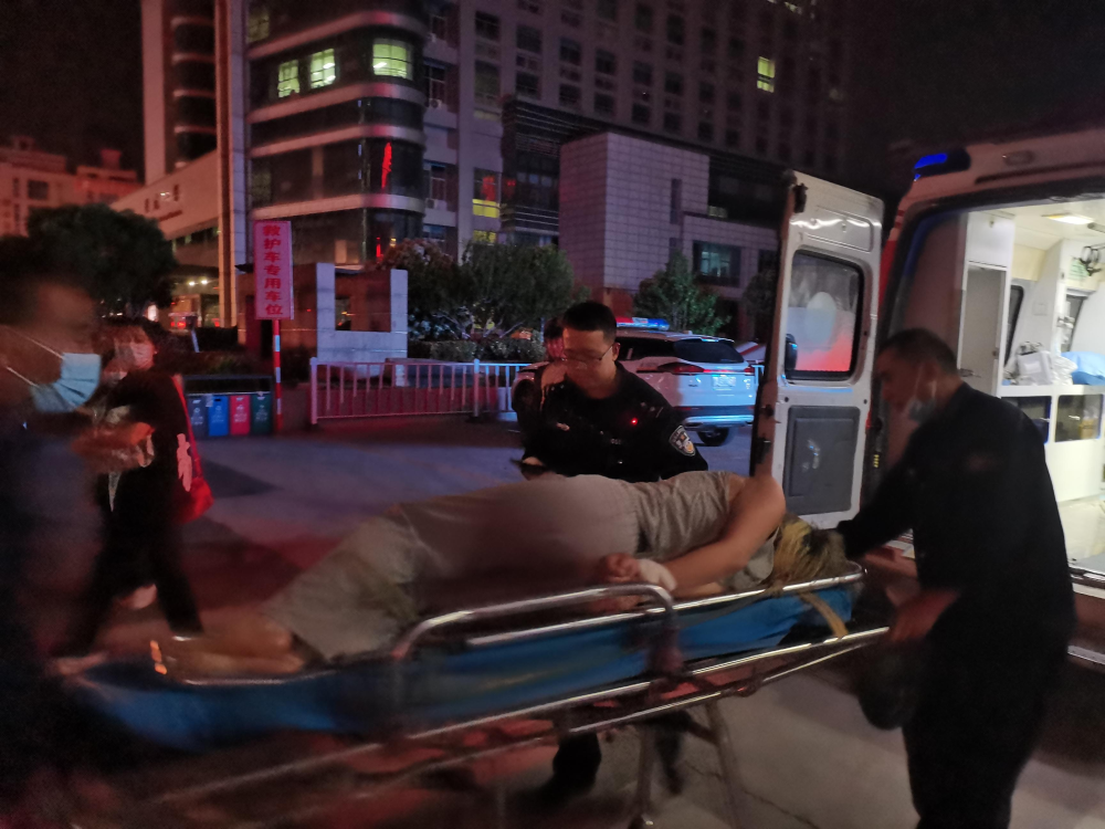 醉酒女子欲跳楼轻生, 西安民警紧急关头“一把拽回”!(图2) 醉酒女子欲跳楼轻生, 西安民警紧急关头“一把拽回”!(图2)