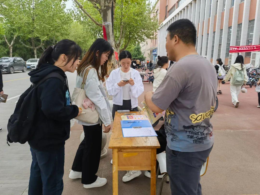 警察穿便服走进大学招聘“刷单兼职”,看看多少人“中招”。事发西安(图2) 警察穿便服走进大学招聘“刷单兼职”,看看多少人“中招”。事发西安(图2)