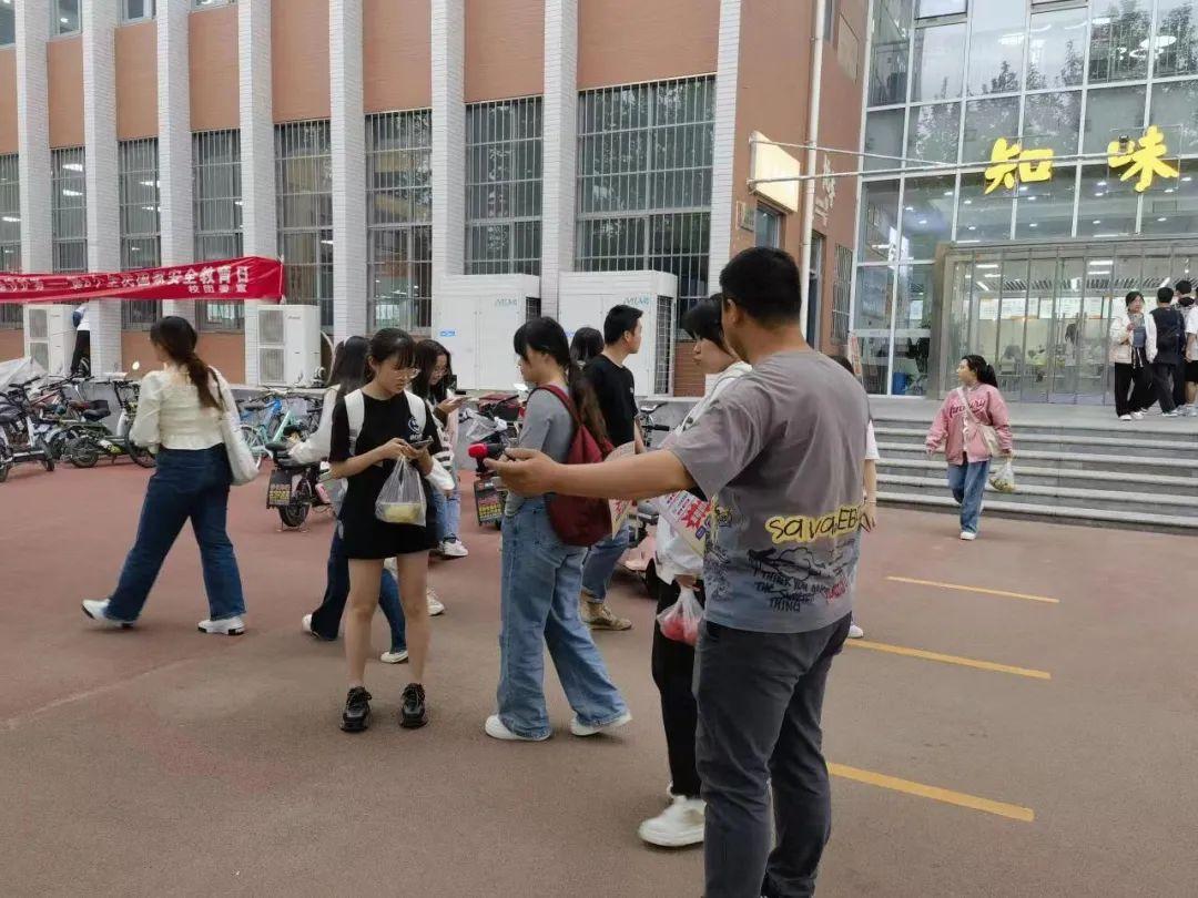 警察穿便服走进大学招聘“刷单兼职”,看看多少人“中招”。事发西安(图3) 警察穿便服走进大学招聘“刷单兼职”,看看多少人“中招”。事发西安(图3)
