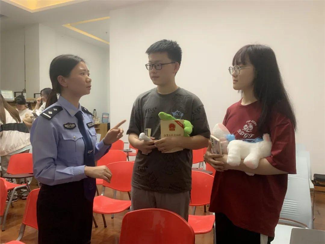 警察穿便服走进大学招聘“刷单兼职”,看看多少人“中招”。事发西安(图5) 警察穿便服走进大学招聘“刷单兼职”,看看多少人“中招”。事发西安(图5)