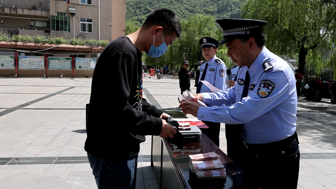 汉中略阳警方向群众返还71.8万元涉案财物(图5) 汉中略阳警方向群众返还71.8万元涉案财物(图5)