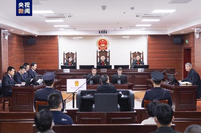 被控受贿1.93亿!杭州市委原书记周江勇案开庭(图3) 被控受贿1.93亿!杭州市委原书记周江勇案开庭(图3)