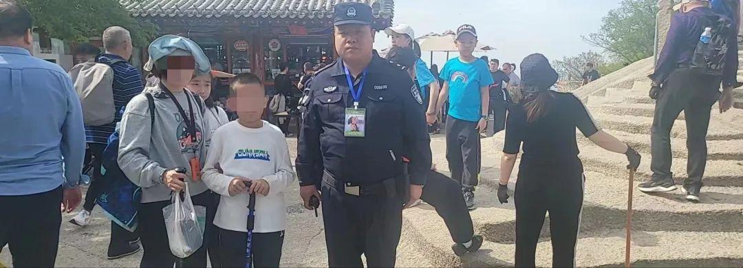 【节日我在岗】西岳最美“警”色 暖心警事在华山景区持续上演(图3) 【节日我在岗】西岳最美“警”色 暖心警事在华山景区持续上演(图3)