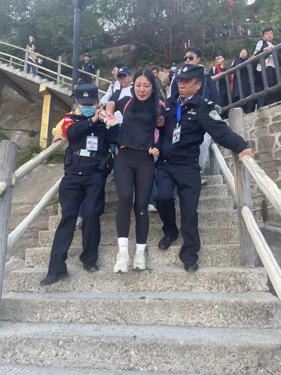 【节日我在岗】西岳最美“警”色 暖心警事在华山景区持续上演(图6) 【节日我在岗】西岳最美“警”色 暖心警事在华山景区持续上演(图6)