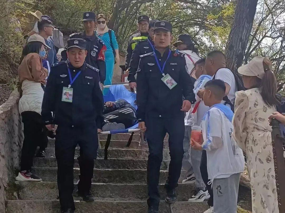 【节日我在岗】西岳最美“警”色 暖心警事在华山景区持续上演(图7) 【节日我在岗】西岳最美“警”色 暖心警事在华山景区持续上演(图7)